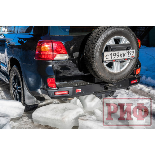 Бампер РИФ силовой задний Toyota Land Cruiser 200 2007-2012 с квадратом под фаркоп, калиткой, фонарями, подсветкой номера